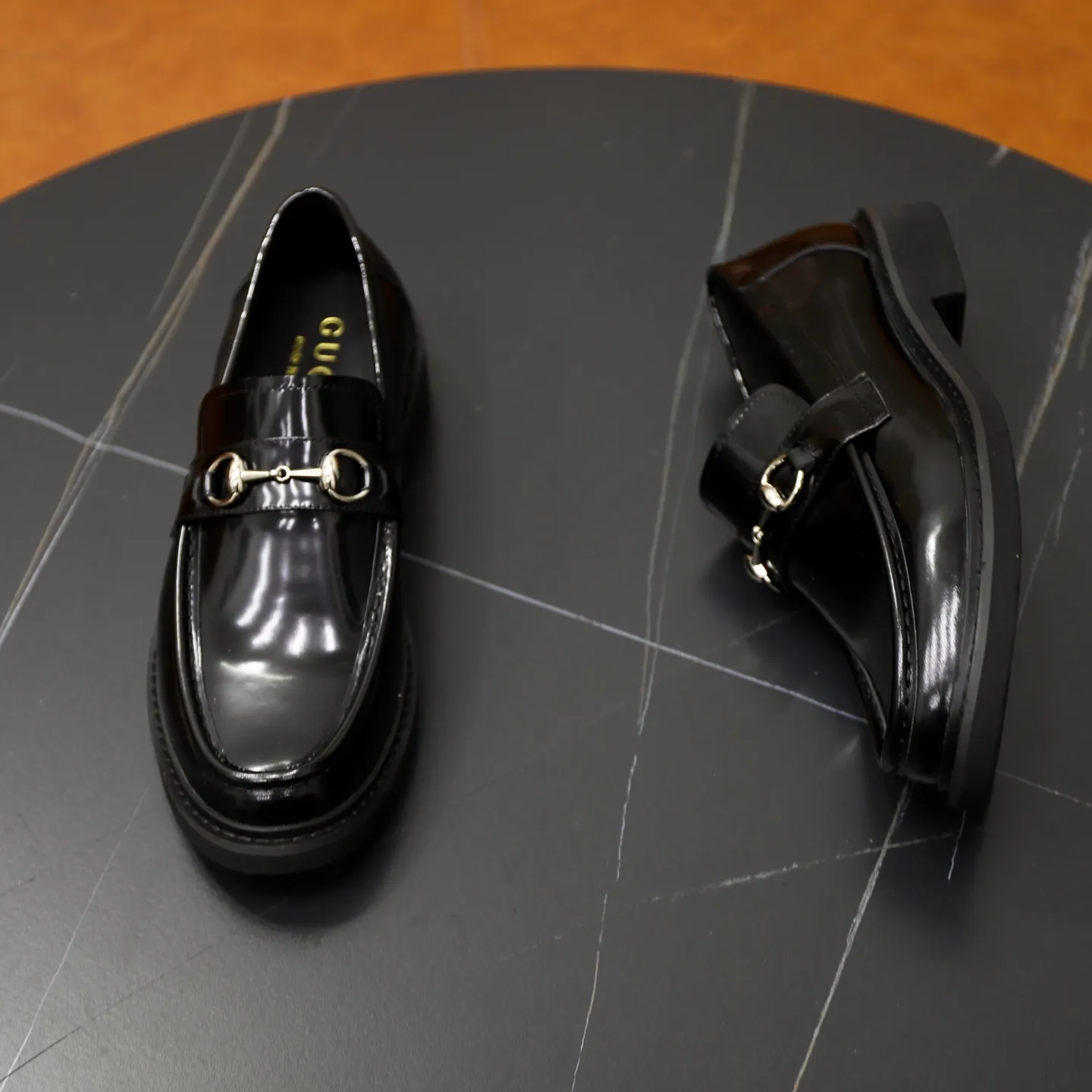Ex-factory price: 540💰🙅‍♂️🙅‍♂️🙅‍♂️ Brand: GUCCI Standard code: Men's code 38-44 (45 can be customized) Grade: Same style as the official website Original order quality Material: Original cowhide surface Comfortable cowhide lining Original outsole Style category: Men's fashionable casual leather shoes Distinguished big-name luxury elements Top luxury Color: actual picture color